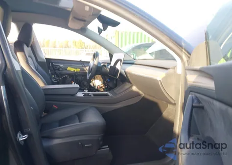 2025 Tesla Model Y Long Range Dual Motor Rear-Wheel Drive z USA, uszkodzony, nr VIN 7SAYGDED0SA348838